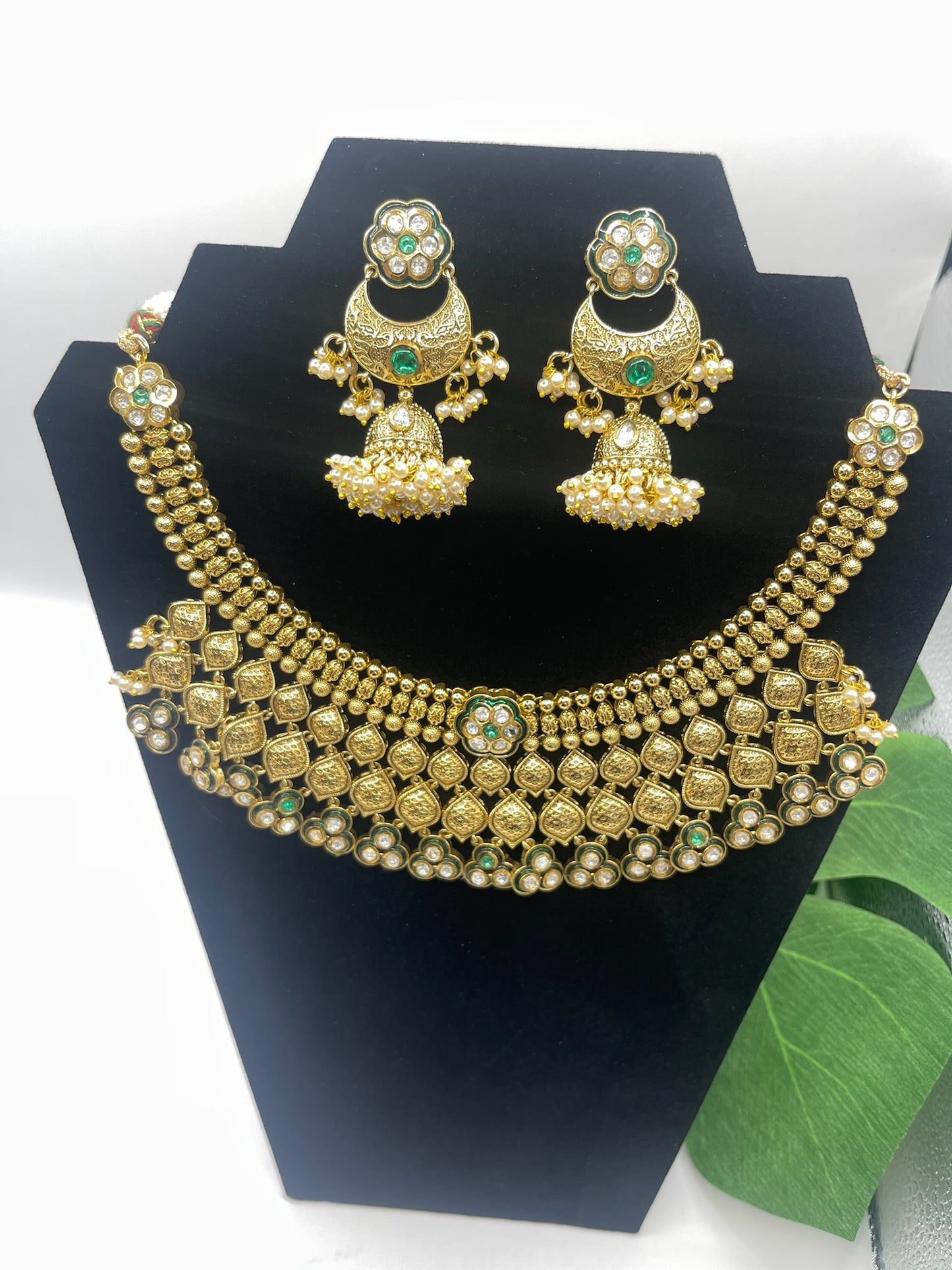 Polki Elegance Emerald Gold Choker Extravangance